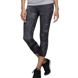 Lululemon Women's Inspire‎ Crop II Sequin Snake Slate Black Leggings Size 4